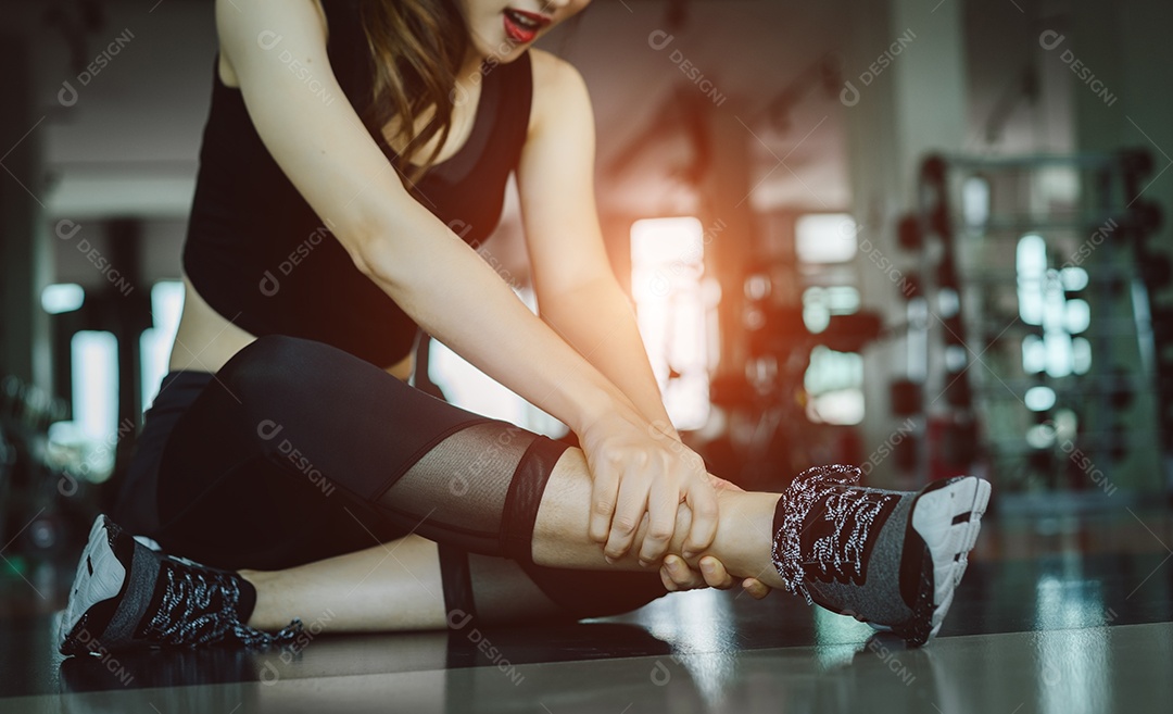 Mulher fazendo esporte exercício lesão acidente no joelho no ginásio de fitness