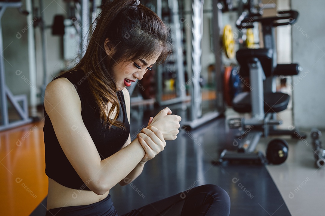 Mulher com lesão no braço em exercícios na academia