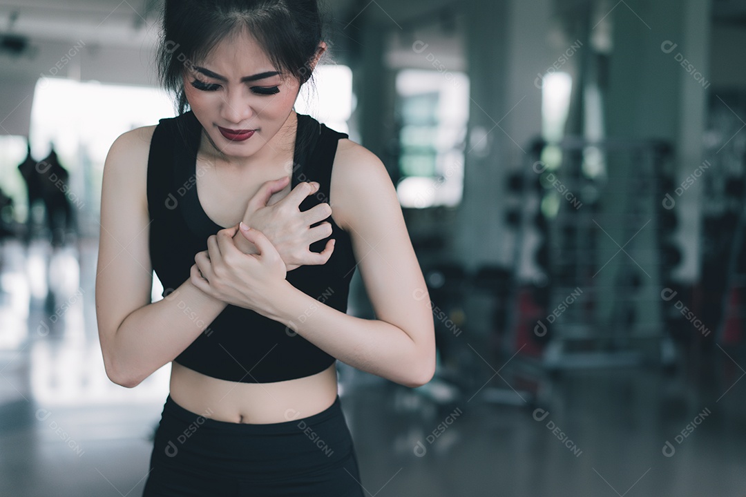 Mulher fazendo exercício esportivo acidente cardíaco na academia, machucado no peito após treino ou cardio