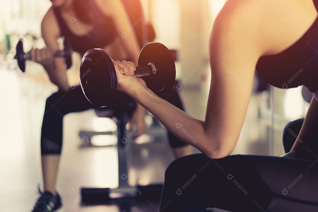 Mão segurando halteres para exercícios de treino