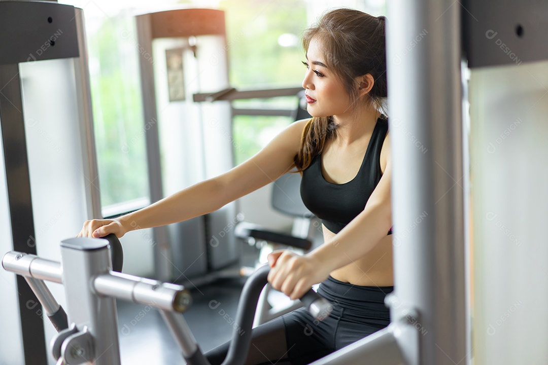 Mulher asiática Exercite-se na academia de ginástica com estilo de vida saudável de máquina pela manhã.