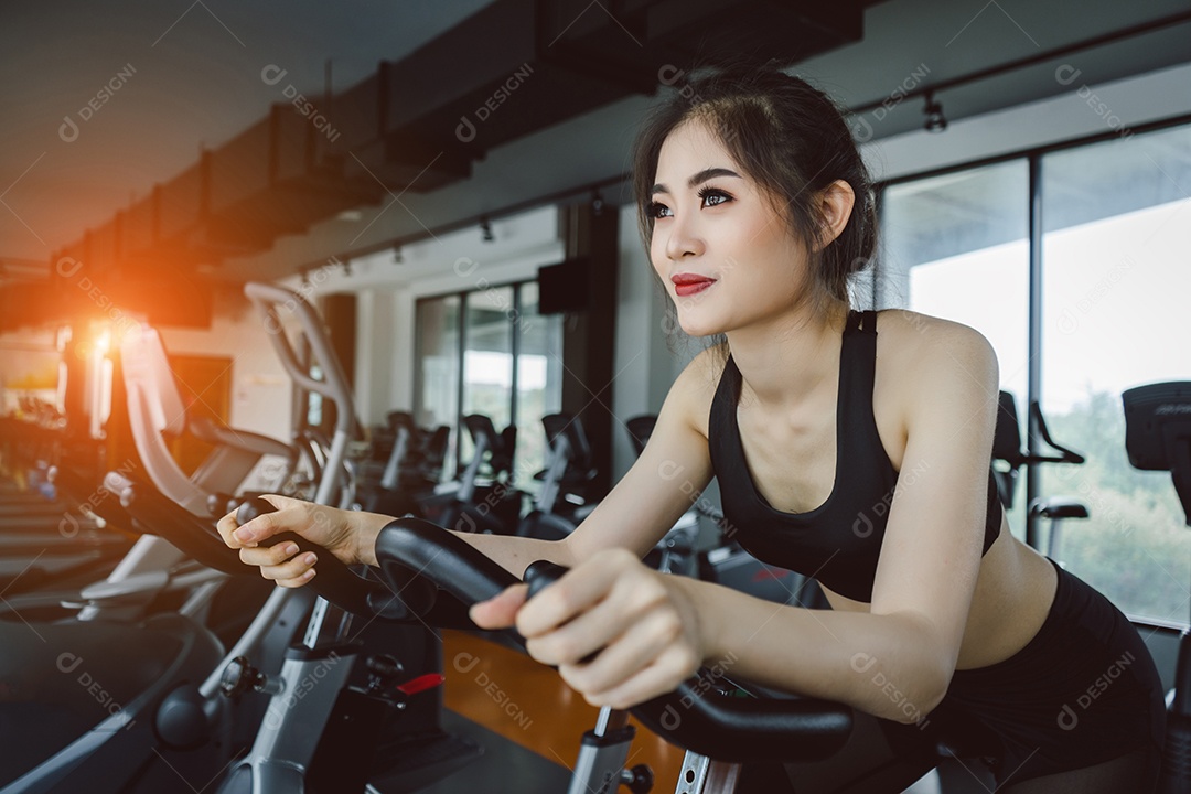 Jovem mulher asiática exercita exercícios aeróbicos na máquina de esteira