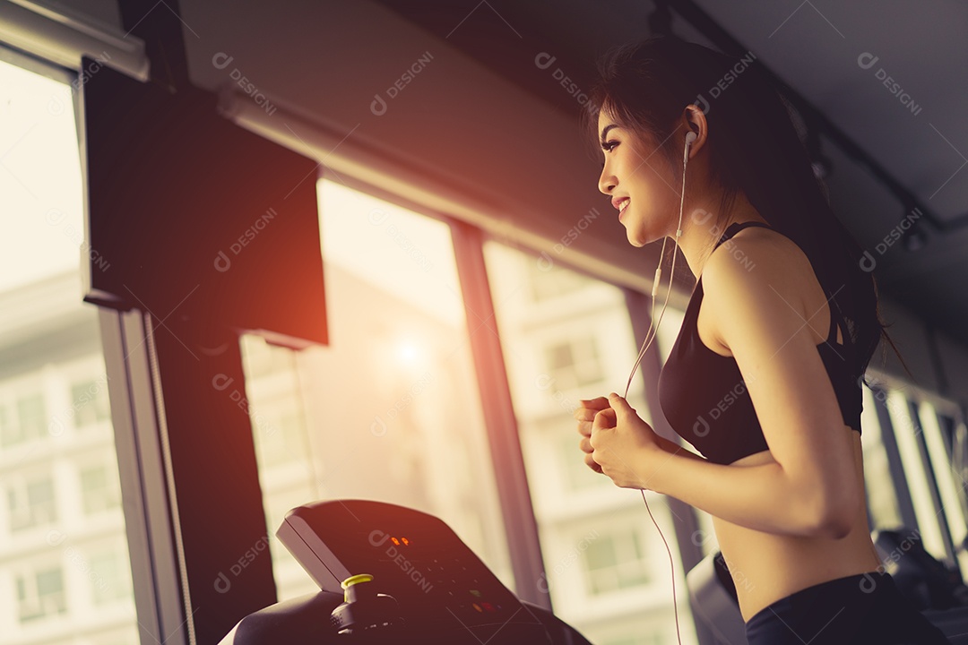 Mulher asiática executando treino ouvindo música usando fones de ouvido