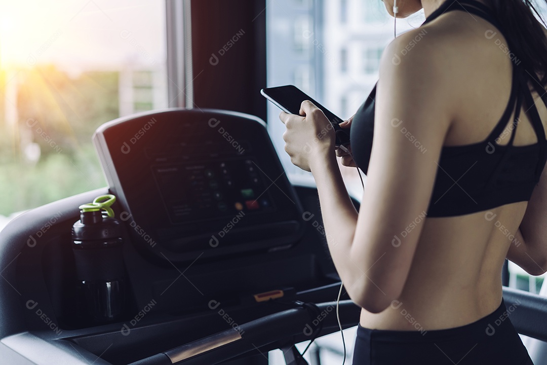 Exercício cardio de mulher ouvindo música usando fones de ouvido