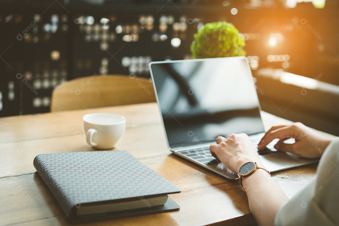 Mulher freelancer trabalham digitando computador portátil