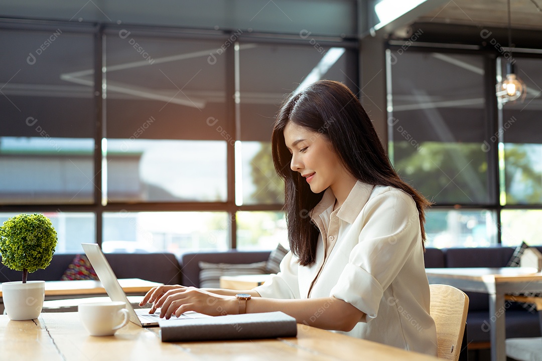 Linda mulher asiática Freelancer feliz trabalhando usando laptop digital