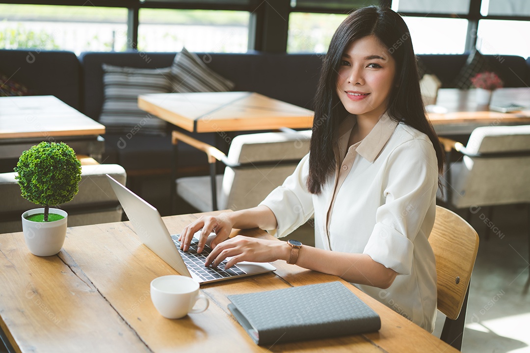 Mulher asiática freelancer trabalhando usando computador portátil digital