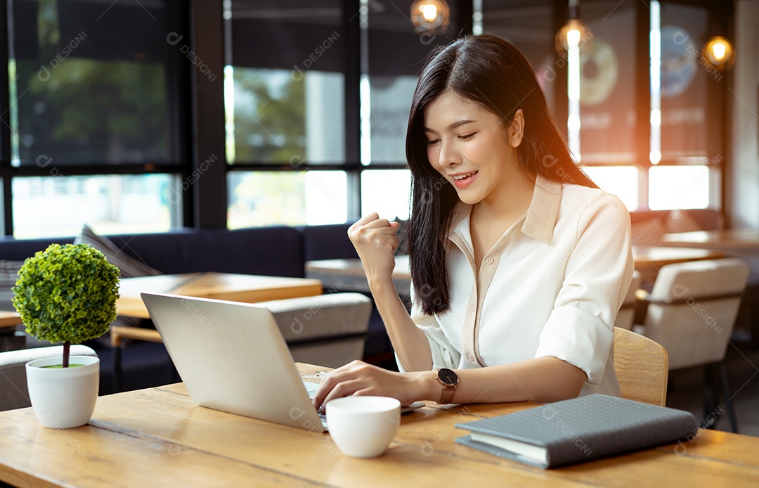 Projeto de negócios de sucesso de linda mulher asiática freelancer com laptop digital