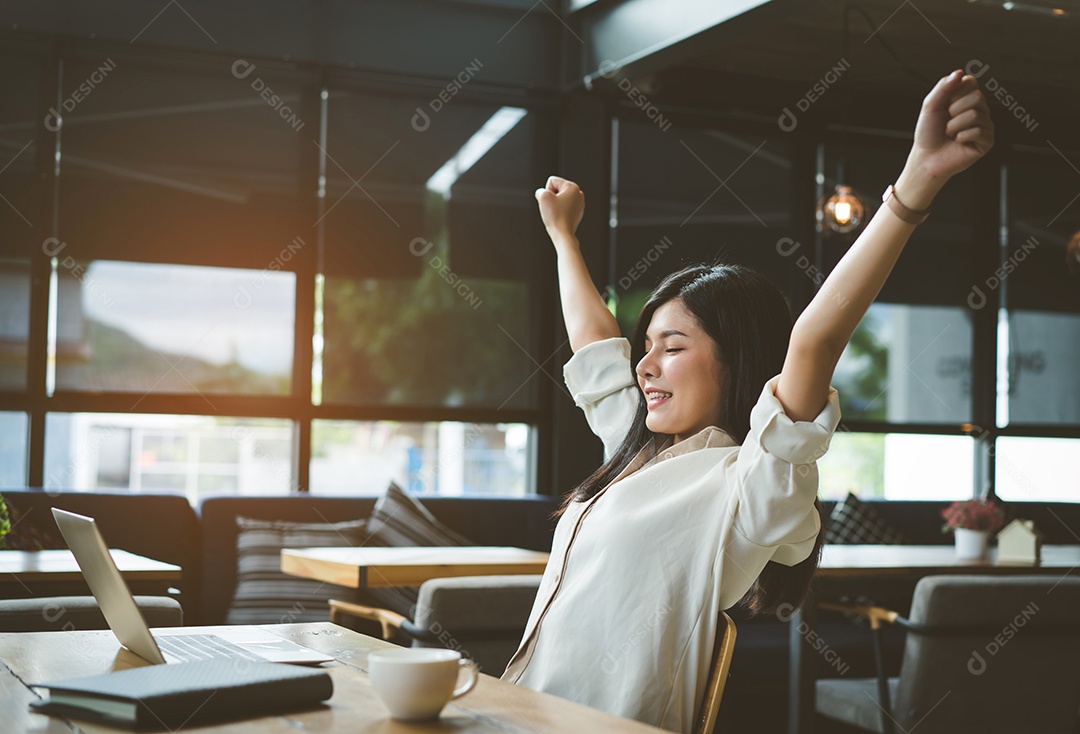 Linda mulher asiática freelancer com laptop digital projeto de negócios de sucesso