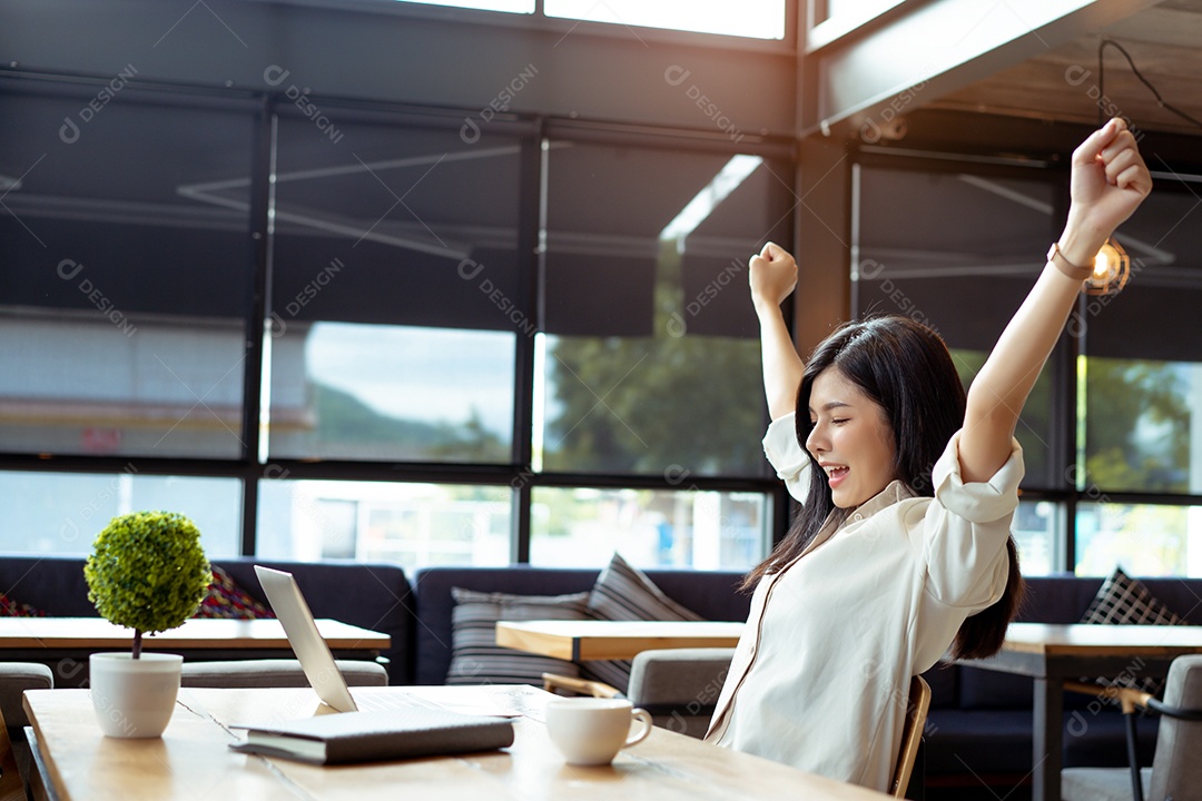 Linda mulher asiática freelancer com laptop digital com  projeto de negócios de sucesso