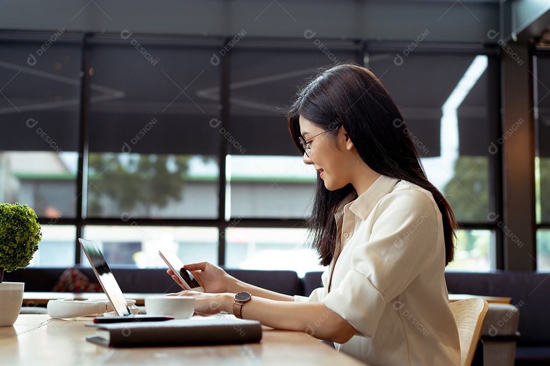 Mulher asiática freelancer feliz conversando com cliente