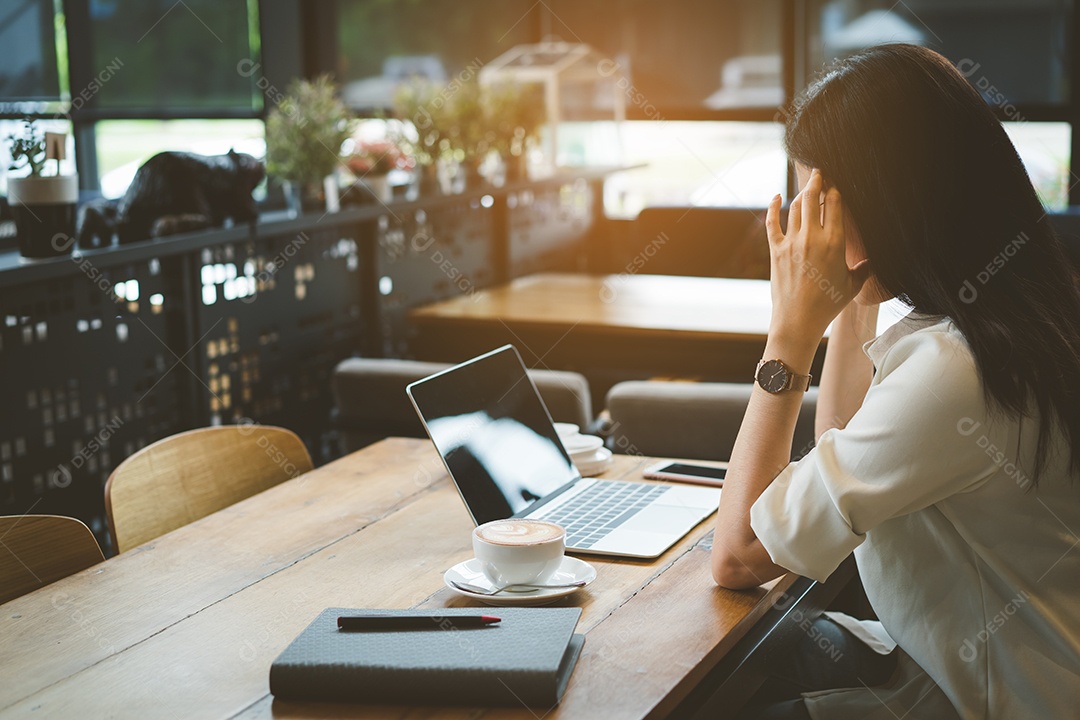 Freelance com dor de cabeça de empresária no café, mulher asiática cansada