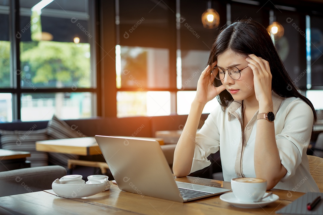 Freelance com dor de cabeça de empresária no café, mulher asiática cansada