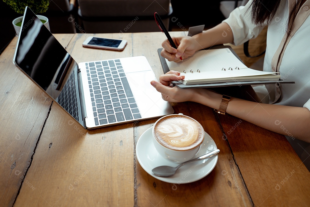 Mulher freelancer escrevendo nota que o cliente recebe o pedido