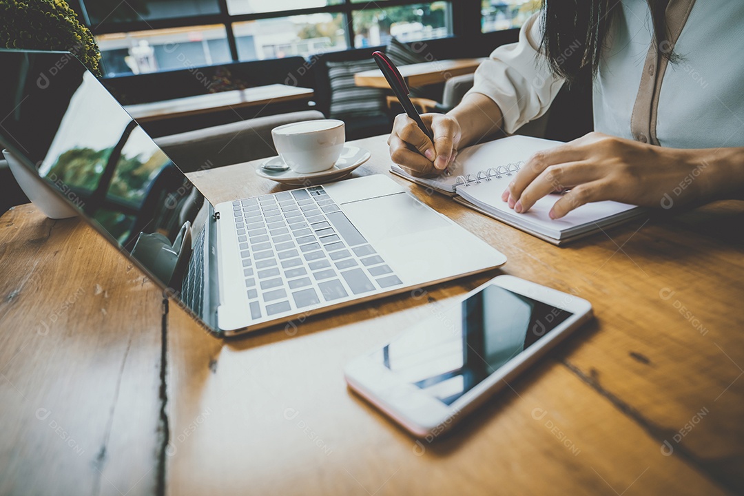 Mulher freelancer que lista o cliente recebe o pedido dela usando laptop e smartphone para trabalho