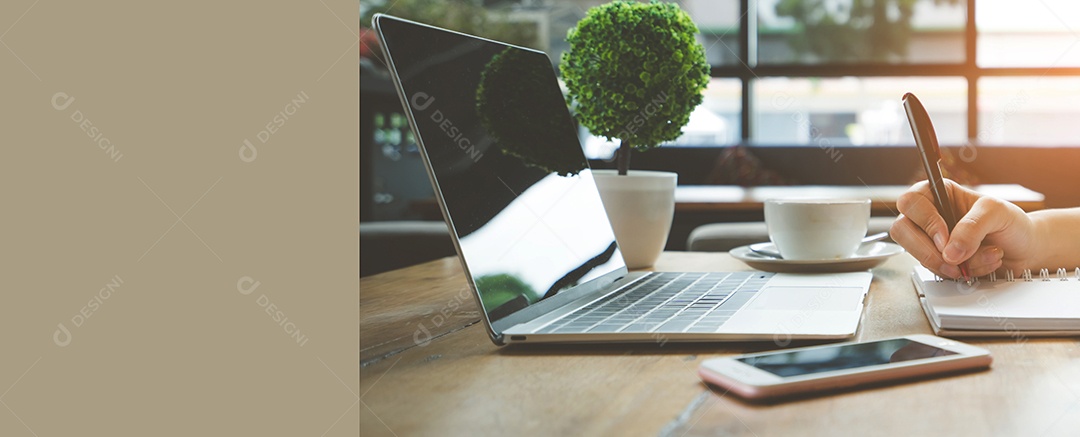 Mãos de mulher de trabalho e nota de escrita com computador portátil digita