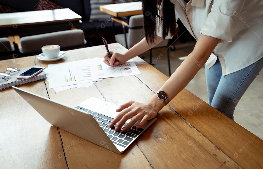 Mulher empresária trabalhando no computador