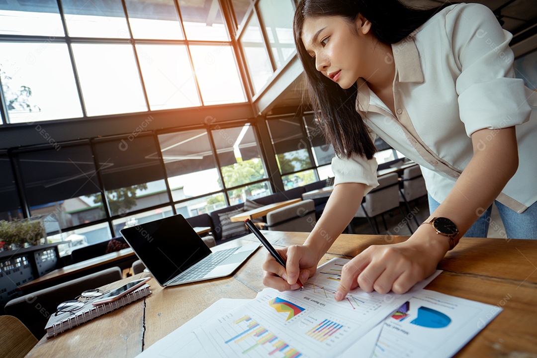 Gráficos de análise de negócios e gráficos da empresária asiática