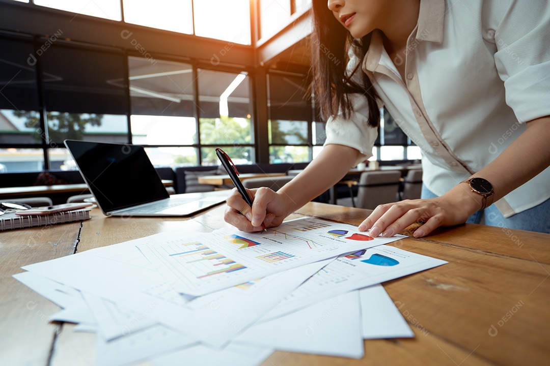 Gráficos de análise de negócios e gráficos da empresária asiática