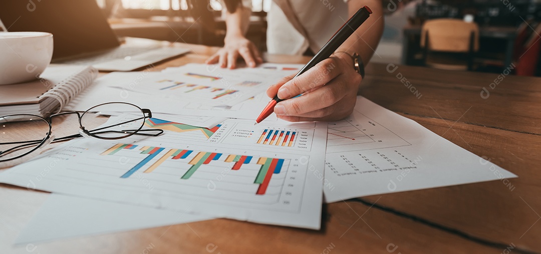 Gráficos de análise de negócios e gráficos de empresária