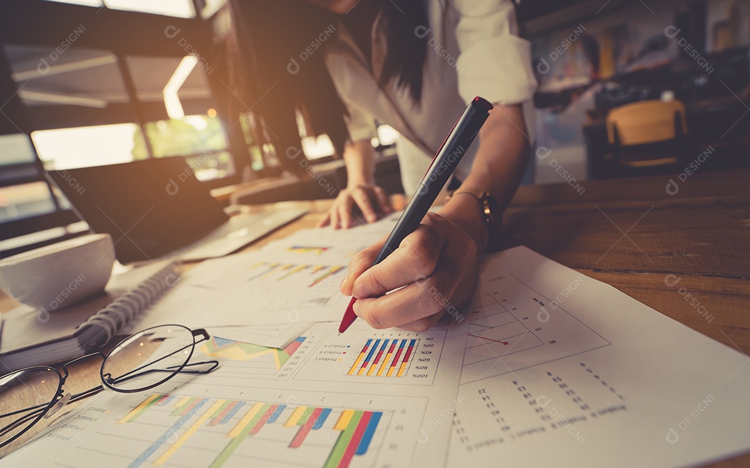 Gráficos de análise de negócios e gráficos de empresária