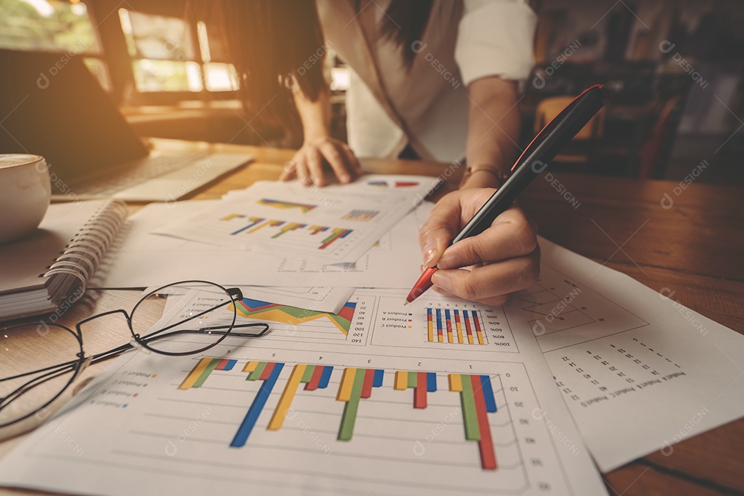 Gráficos de análise de negócios e gráficos de empresária