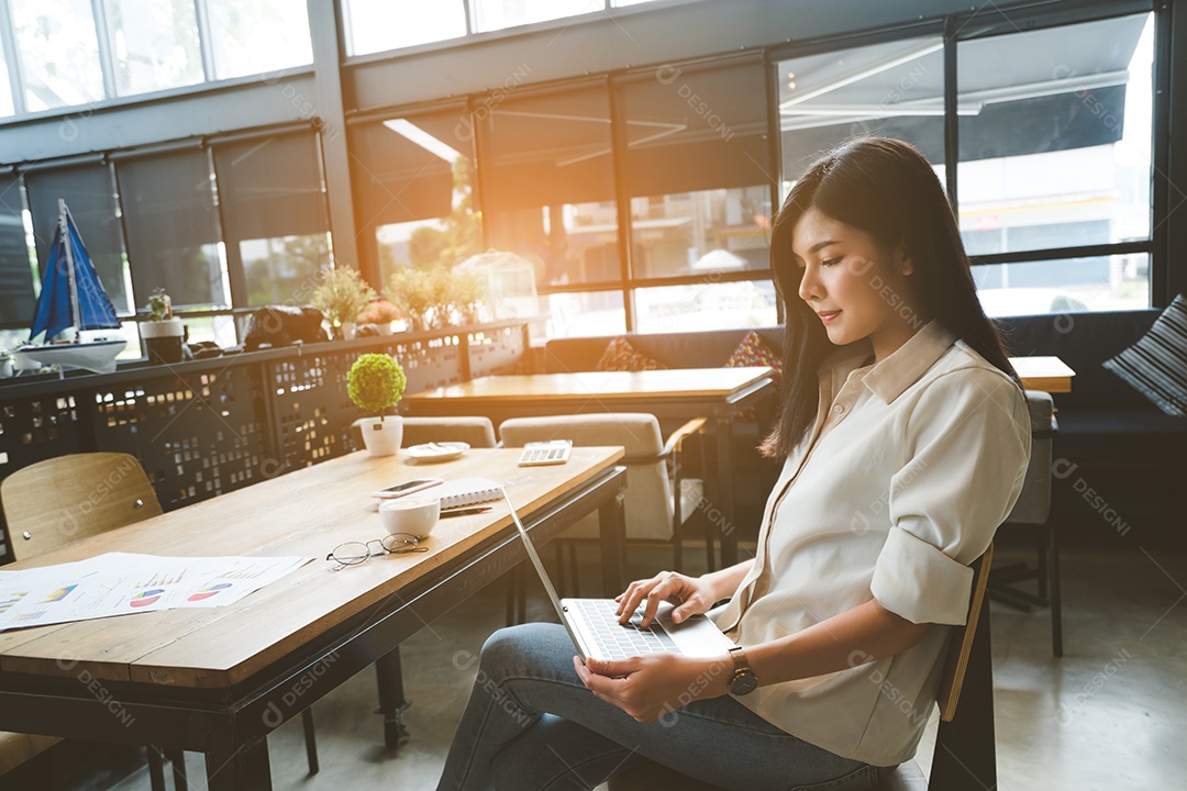 Mulher asiática freelancer feliz trabalhando