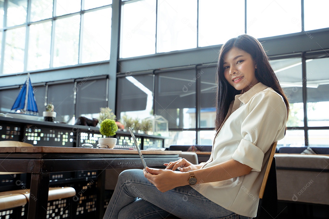 Mulher asiática freelancer feliz trabalhando