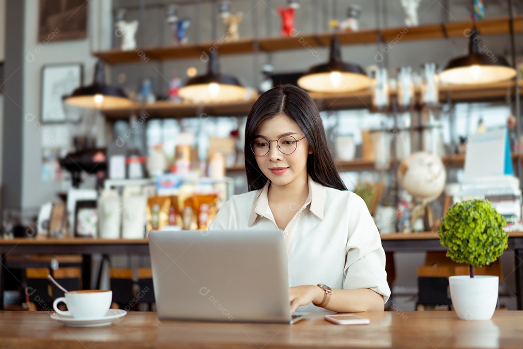 Mulher asiática freelancer feliz trabalhando