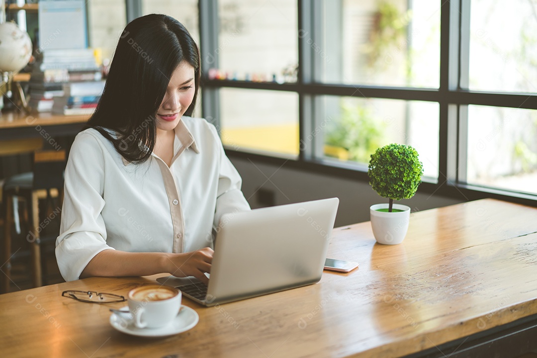 Mulher asiática freelancer feliz trabalhando