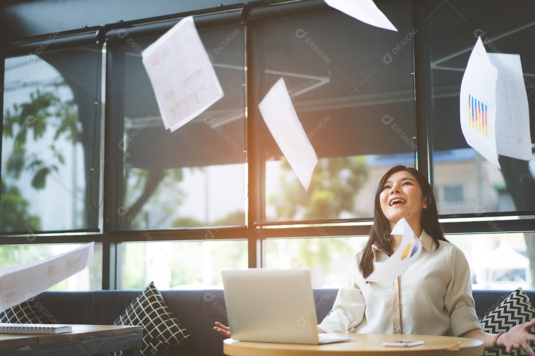 Empresária asiática jogando papel após plano de sucesso e projeto