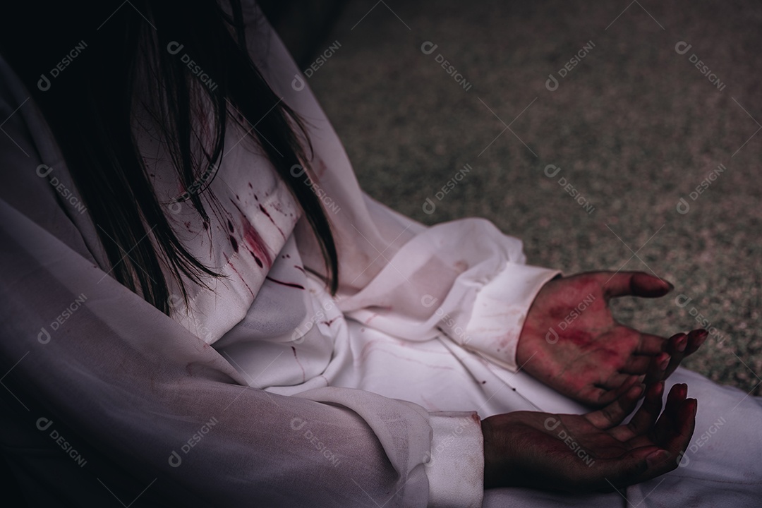 Mulher com fantasia zumbi para halloween