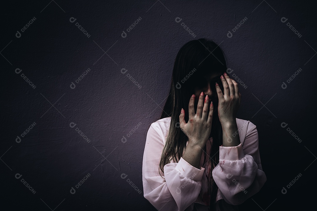 Mulher com fantasia zumbi para halloween