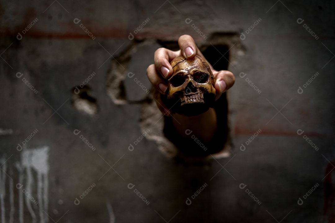 Mão o fantasma segurando caveira
