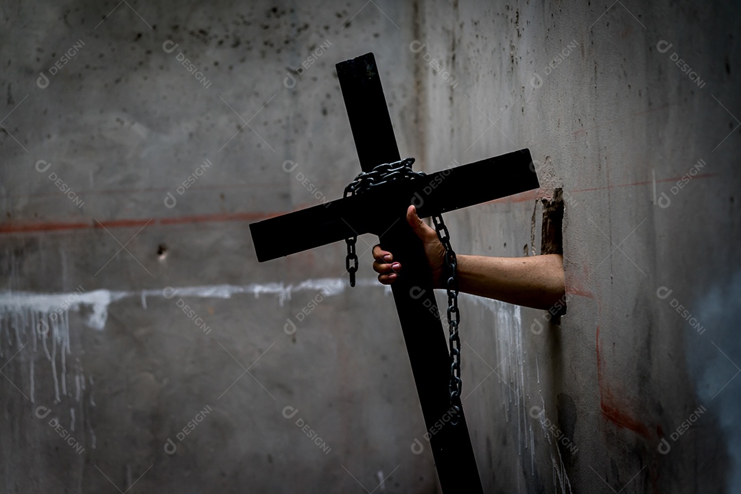 Mão o fantasma segurando cruz