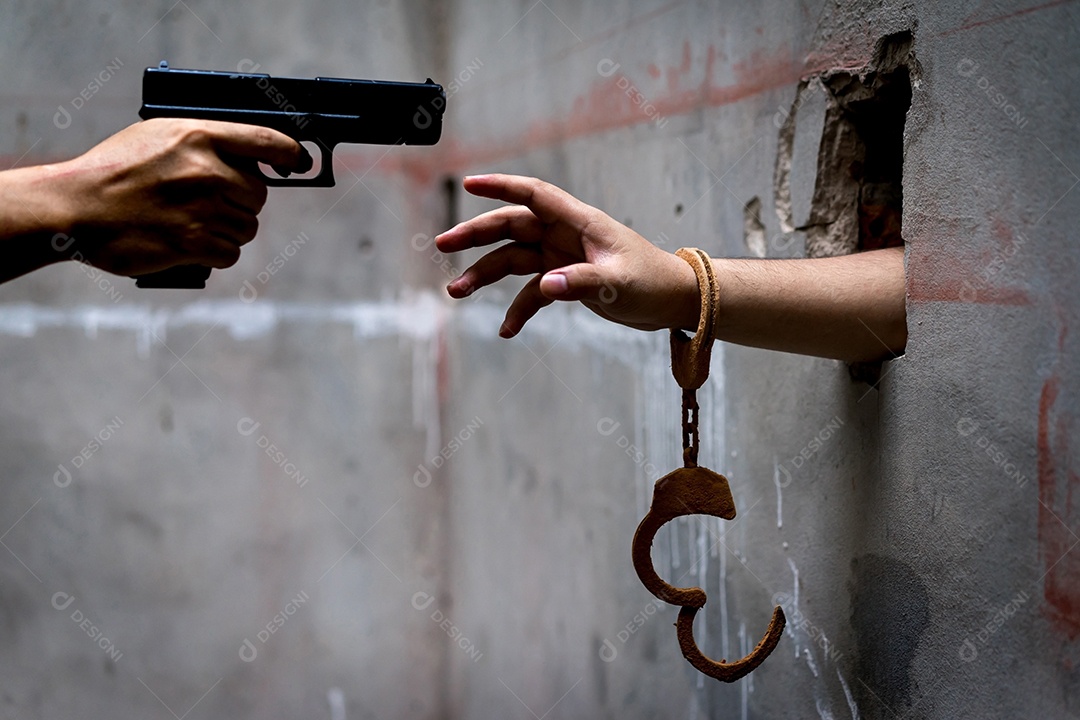 Homens prisioneiros com algemas estão presos nas masmorras está pedindo ajuda