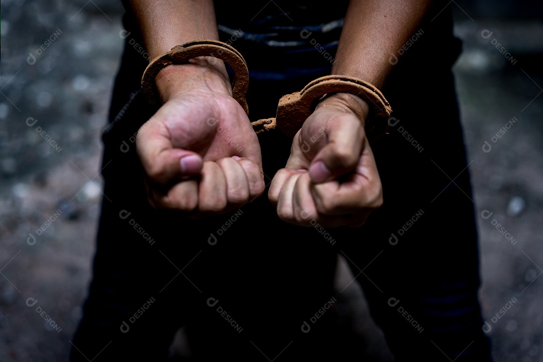 Homem e corrente no conceito de violência na prisão.