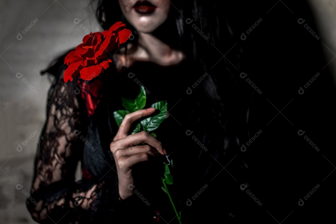 A morte da mulher bruxa segurando rosa o fantasma com pele de sangue