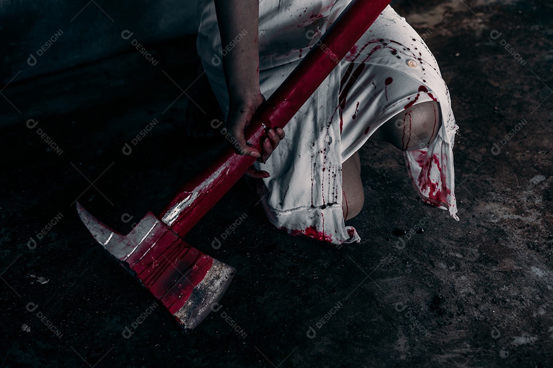 Mulher zumbi ou fantasma segurando machado com sangue