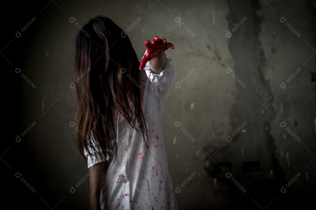 Menina fantasma em cena de terror, conceito halloween