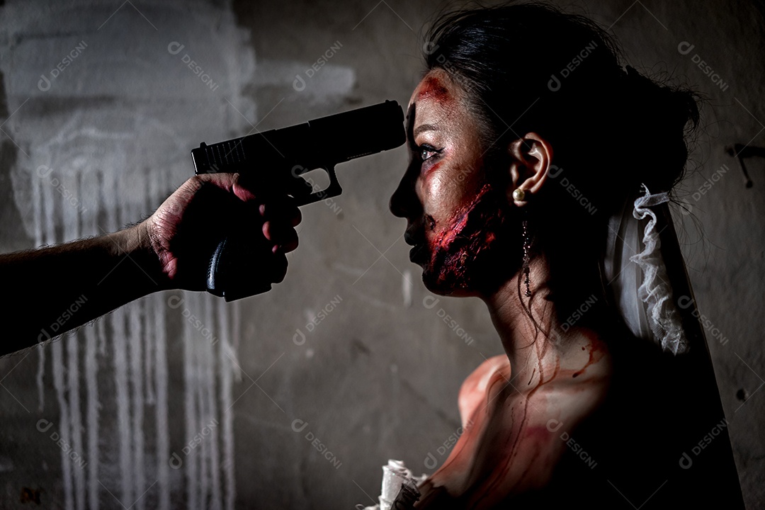 Homem apontando arma pra mulher noiva