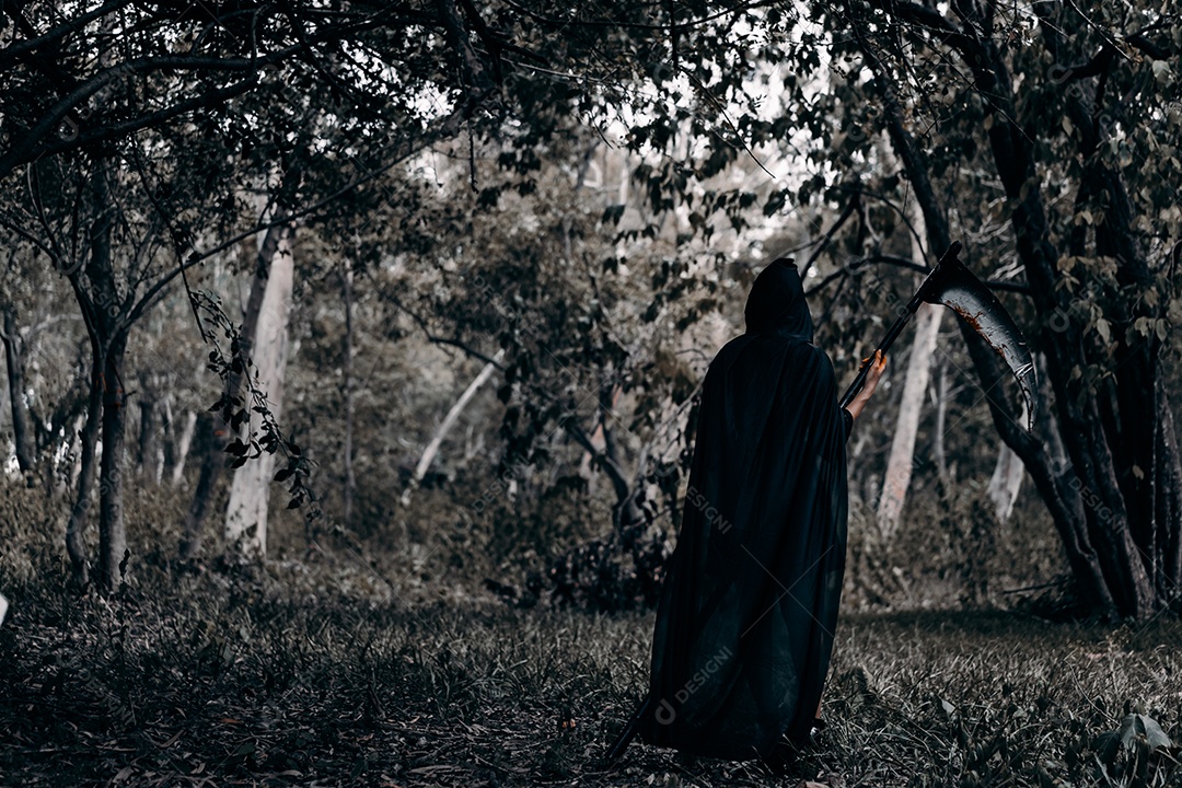 Bruxa na floresta escura segurando foice, festival halloween