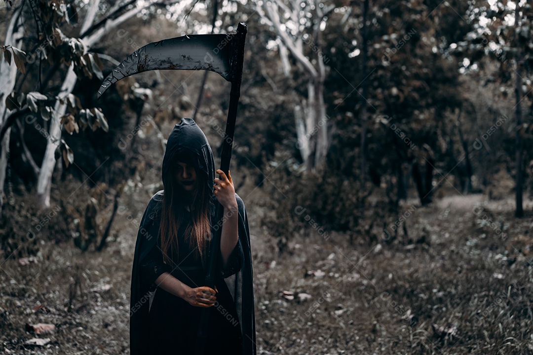 Bruxa na floresta escura segurando foice, festival halloween