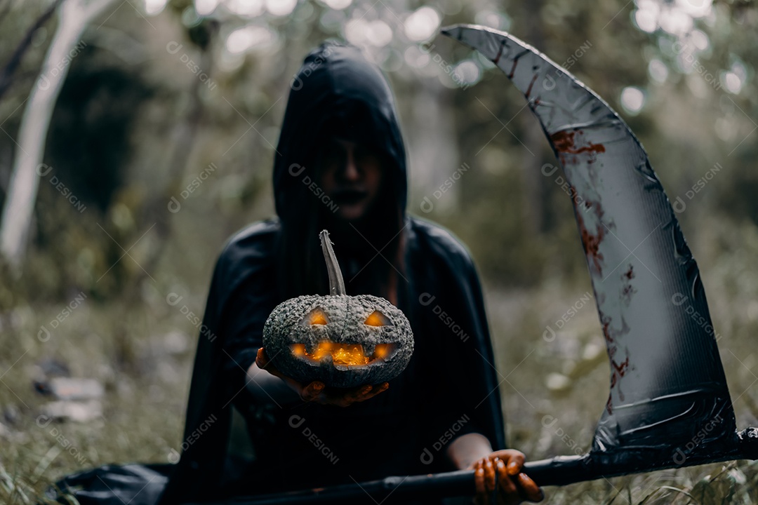 Bruxa segurando abóbora esculpida conceito de horror de halloween