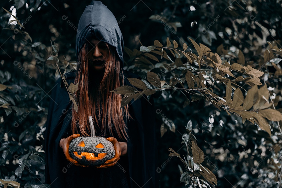 Bruxa segurando abóbora esculpida conceito de horror de halloween