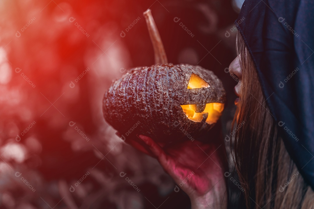 Bruxa segurando abóbora esculpida conceito de horror de halloween
