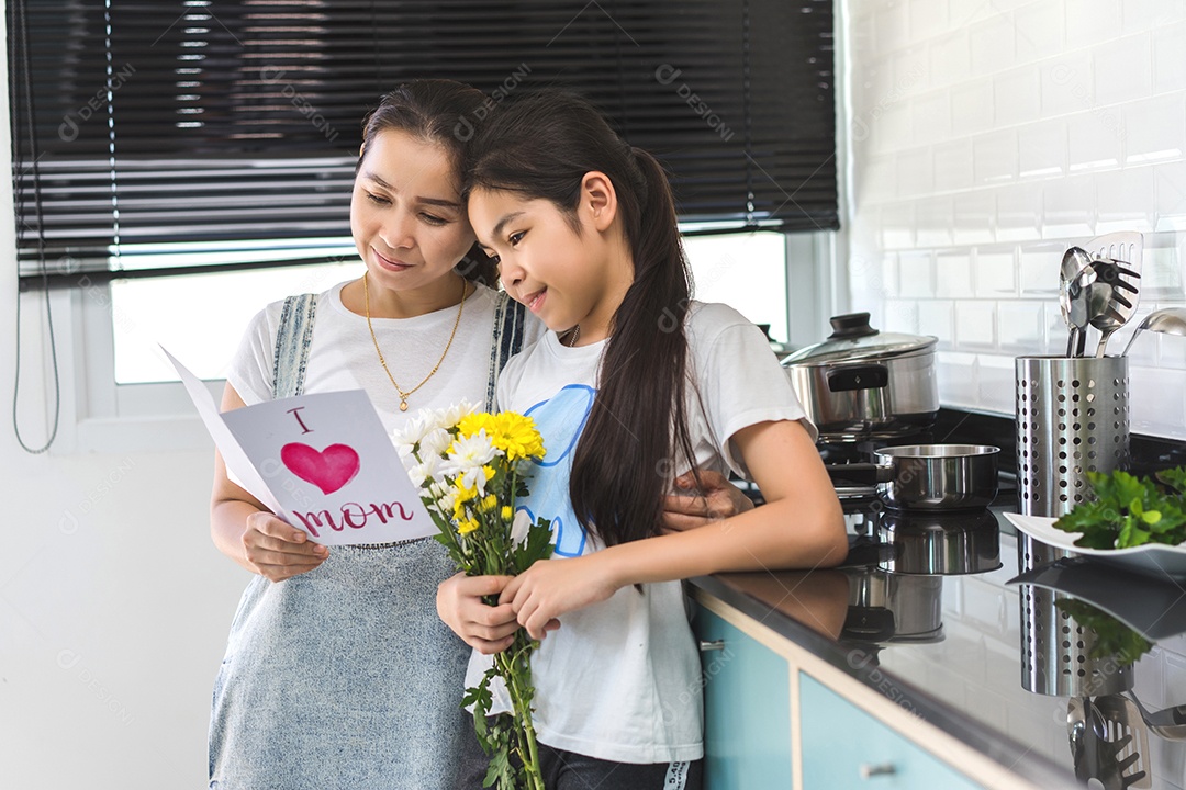 Mãe lendo cartão postal e crianças segurando buquê de flores em casa