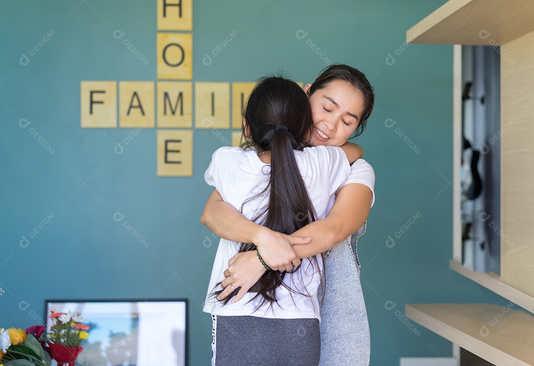 Mãe abraçando criança menina depois da escola