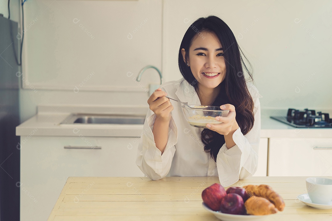 Mulher sorridente tomando café da manhã saudável