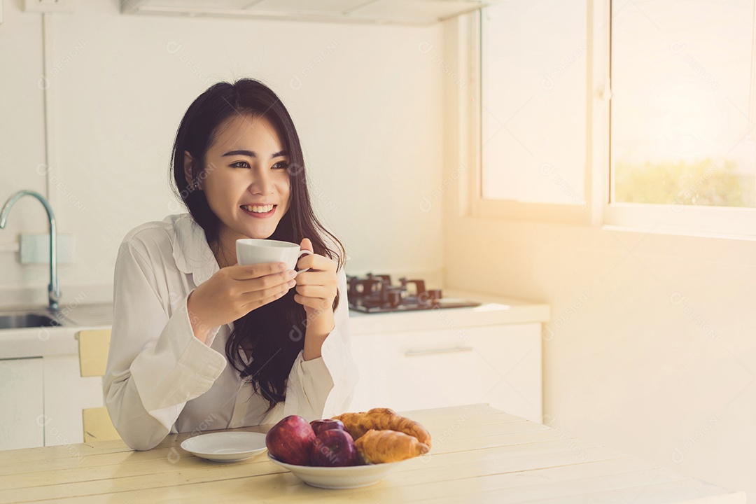 Mulher sorridente tomando café da manhã saudável